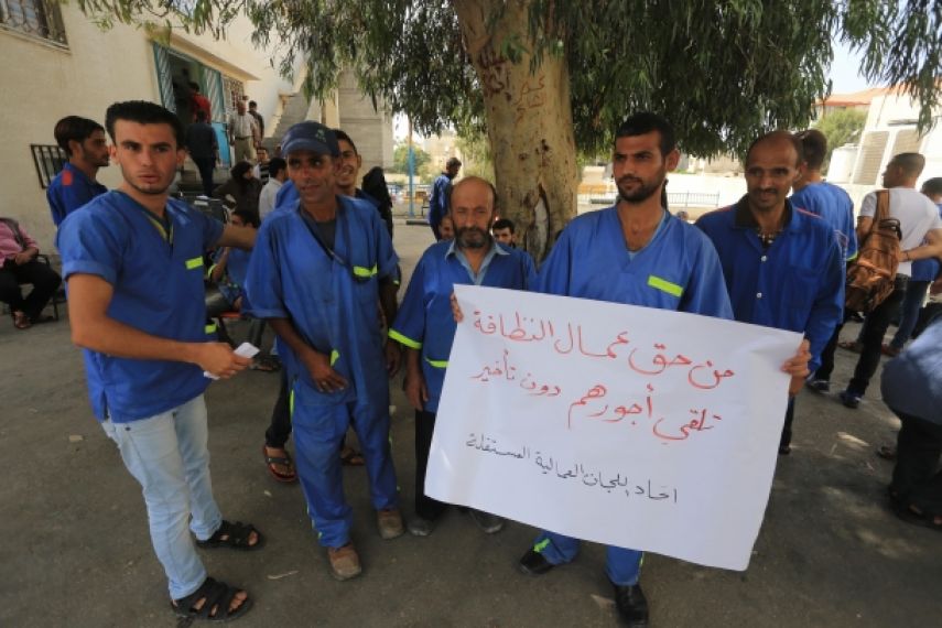 الصحة تماطل في صرف أجور عمال النظافة لمشافي غزة
